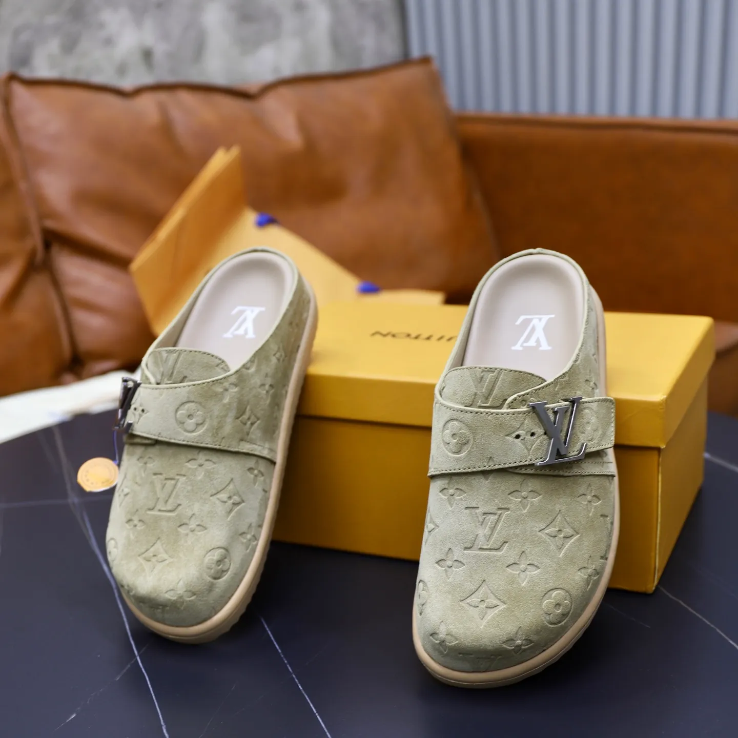Ex-factory price: 520💰🙅‍♂️🙅‍♂️🙅‍♂️Birkenstock Brand: LV Louis Vuitton Standard code: 38-45 (cowhide lining) Grade: Same as the official website Material: Original leather design Original rubber wear-resistant molded outsole Style category: Men's fashion sandals Distinguished luxury brand elements Top luxury Color: Actual picture color